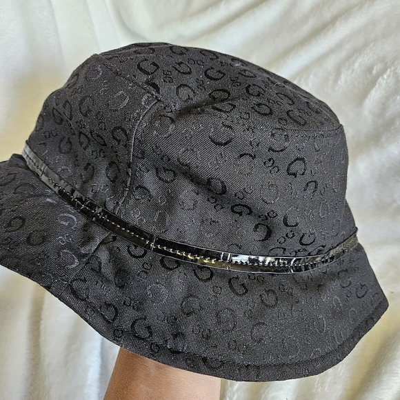 Guess black bucket hat - Picture 2 of 6